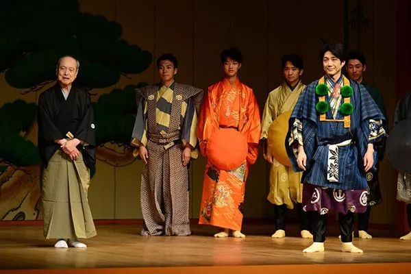 日本舞台剧演员的地位，梦想、汗水与荣耀的舞台之路